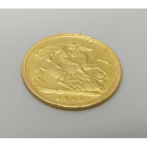 899 - A 1900 gold half sovereign