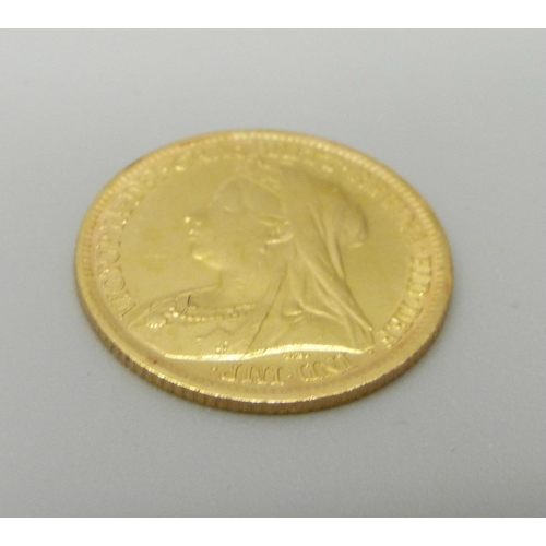 899 - A 1900 gold half sovereign