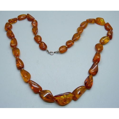 919 - An amber necklace