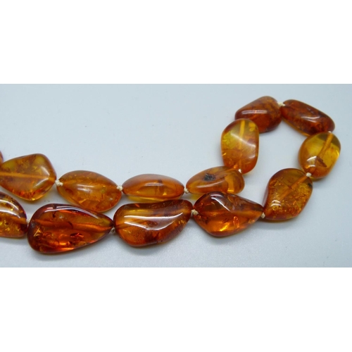 919 - An amber necklace