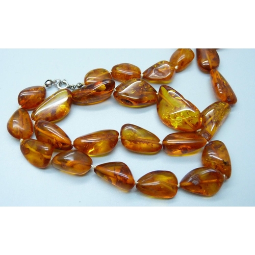 919 - An amber necklace