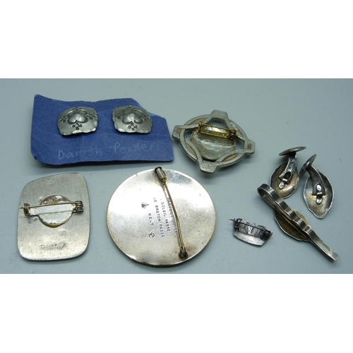 925 - A pair of 830 silver cufflinks and matching tie clip, a Swedish pewter brooch, a pewter brooch marke... 