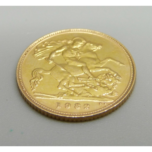 932 - A 1982 gold half sovereign