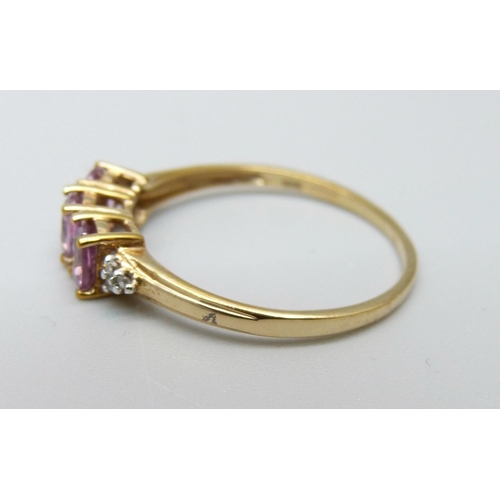 939 - A 9ct gold Burmese pink spinel and zircon ring, 1.9g, U