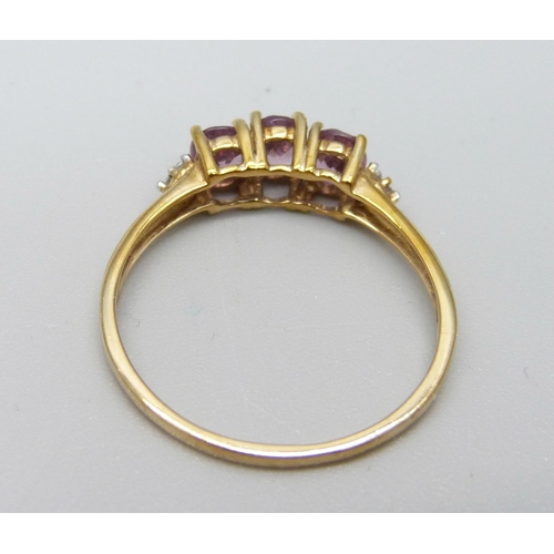 939 - A 9ct gold Burmese pink spinel and zircon ring, 1.9g, U