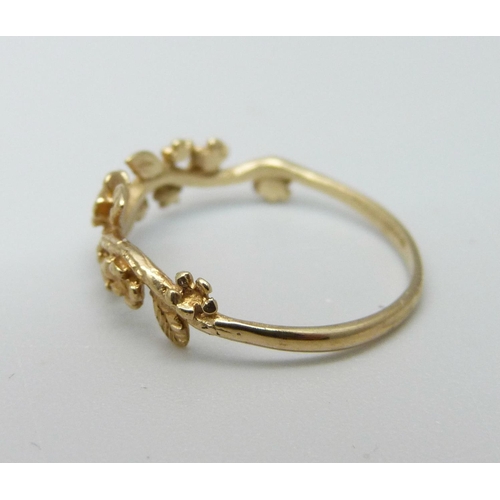 942 - A 9ct gold floral ring, 0.8g, L