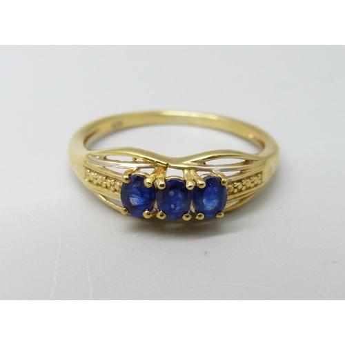 948 - A silver gilt sapphire trilogy ring, T