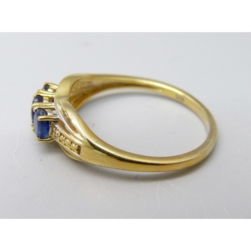 948 - A silver gilt sapphire trilogy ring, T