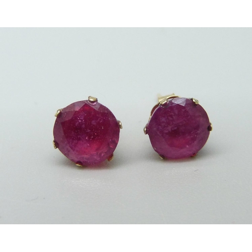 951 - A pair of 9ct gold and ruby stud earrings, approximately 2ct weight