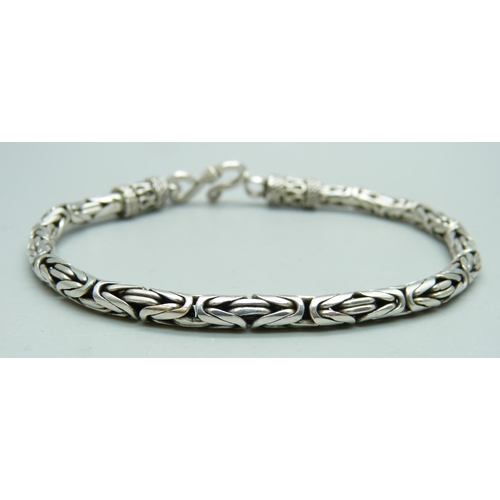 961 - A silver bracelet, 22g