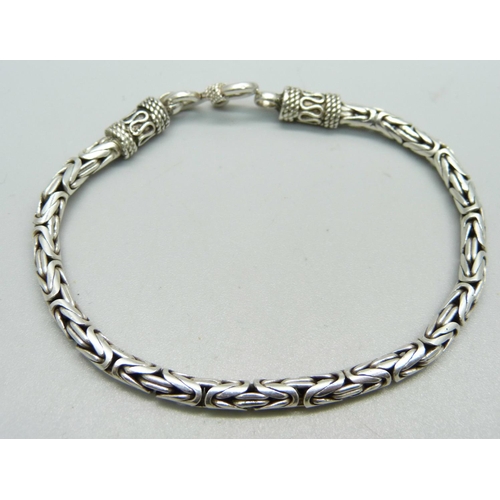 961 - A silver bracelet, 22g