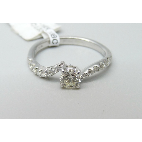 972 - An 18ct white gold and diamond ring, 2.4g, L