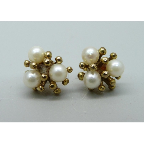 978 - A pair of 9ct gold and pearl ear studs, 2.3g