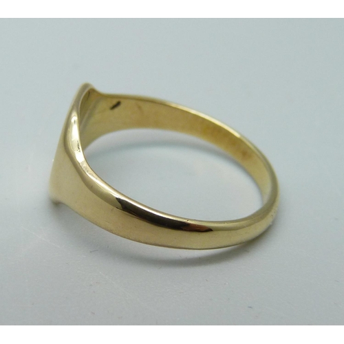 981 - An 18ct gold signet ring, 3g, K