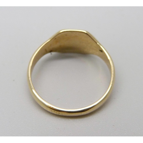 981 - An 18ct gold signet ring, 3g, K