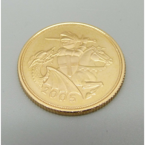 989 - A 2005 gold full sovereign