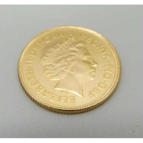 989 - A 2005 gold full sovereign