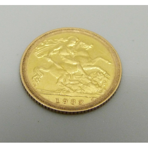 992 - A 1982 gold half sovereign