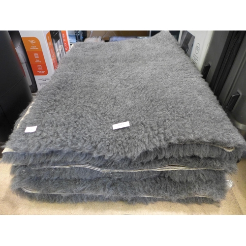 3041 - 3 Vetbed Pet Bedding  (290-219-221) * This lot is subject to VAT