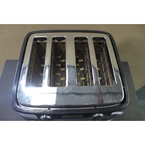 3043 - Delonghi Black Toaster (290-202) * This lot is subject to VAT