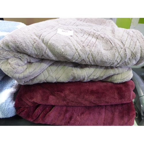 3059 - Faux Fur Ultimate Throw (60 x 70) and Monte And Jardin Velvet Plush Throw  (290-233,236) * This lot ... 