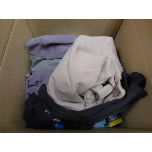 3332 - Box of mixed sized/style Women's clothing inc bottoms/tops  * This lot is subject to VAT