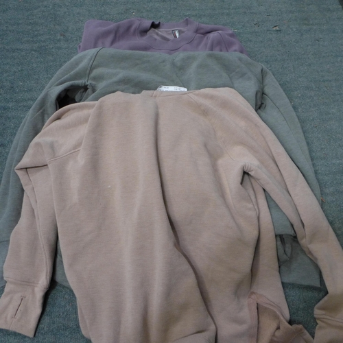 3332 - Box of mixed sized/style Women's clothing inc bottoms/tops  * This lot is subject to VAT