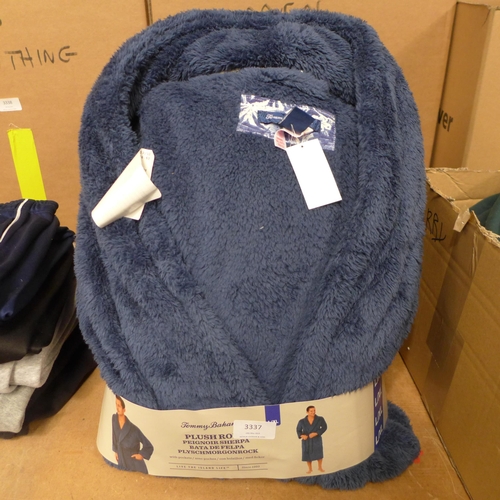 3337 - Two Men's plush robes (both size L/XL)  * This lot is subject to VAT