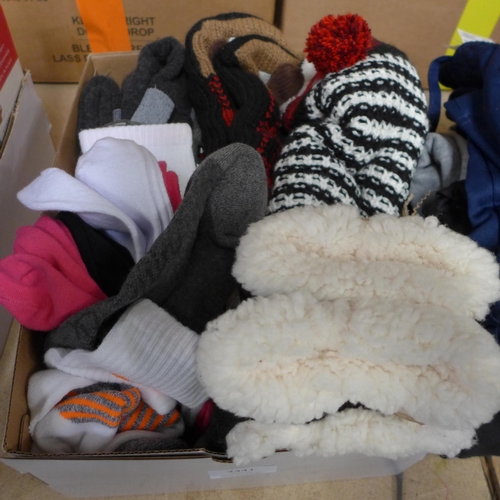 3341 - Box of mixed size/style socks  * This lot is subject to VAT