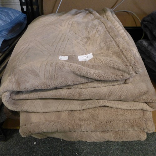 3016 - Two Monte And Jardin Velvet Plush Throws (290-309) * This lot is subject to VAT