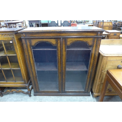 109 - An early 20th Century oak two door bookcase