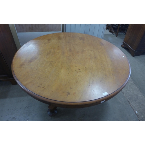 247 - A Victorian mahogany circular breakfast table