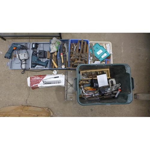 2016 - Tub and 3 trays of assorted hand tools, Black and Decker drill and driver with a  record vice