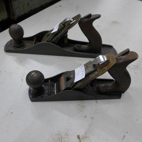 2064 - 2 wood plane's No.5 and No.3