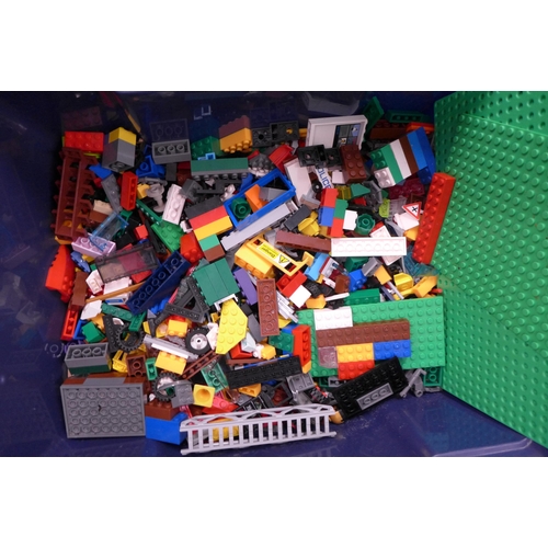 2083 - Box of approx.. 3kg of Lego blocks