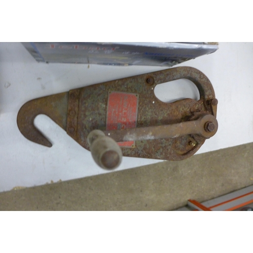 2094 - Felco hand lift hoist hook and a pair of Workzone suction vices and Jebao PU-9 pond pump