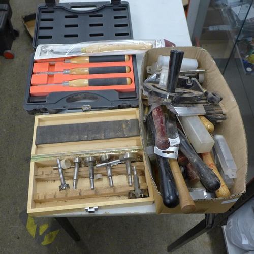 2096 - Box of approx. 70 wood turning tools