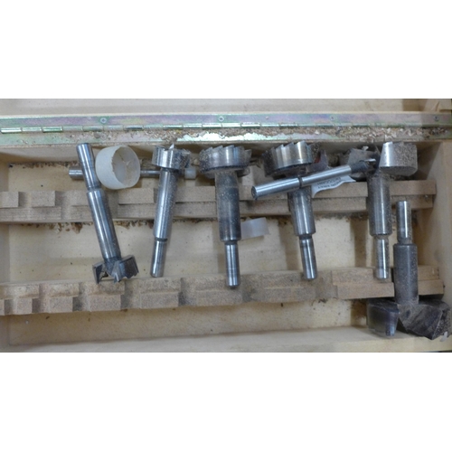 2096 - Box of approx. 70 wood turning tools