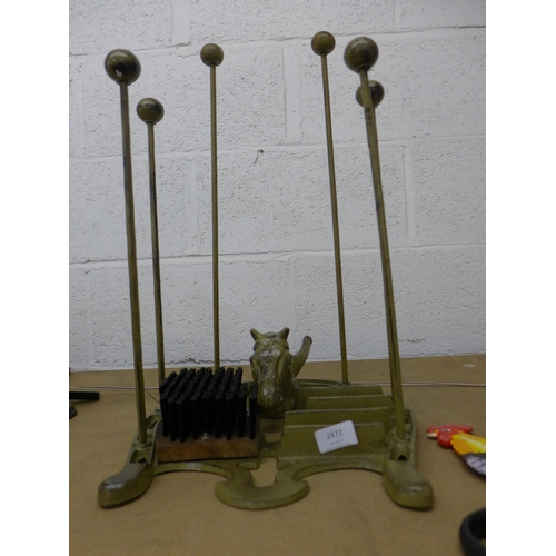 2472 - Horse head boot holder * this lot is subject to VAT