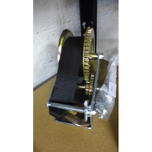 2461 - Double gear strap winch * this lot is subject to VAT