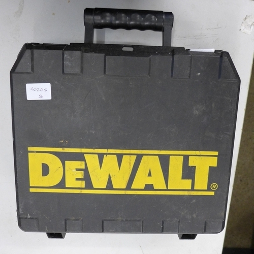 2050 - Dewalt drill with charger XR2 18V