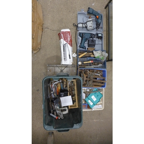 2016 - Tub and 3 trays of assorted hand tools, Black and Decker drill and driver with a  record vice