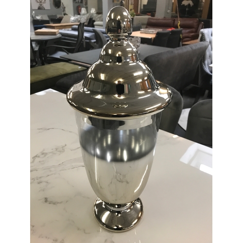 1321 - A glass urn