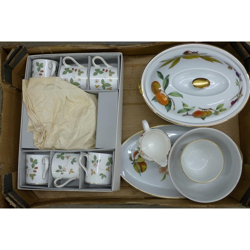 1151 - Wedgwood Wild Strawberry coffee cans and saucers, boxed, milk jug and Royal Worcester Evesham tablew... 