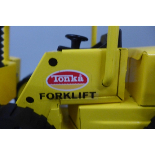 612 - A Tonka XR-101 model forklift truck