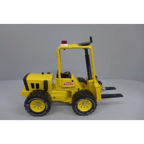 612 - A Tonka XR-101 model forklift truck