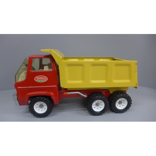 616 - A 1970's Tonka pressed steel model gas turbine tipper truck, original condition