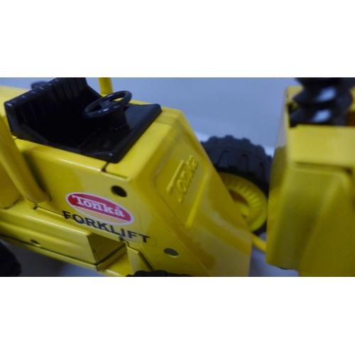 619 - A Tonka model forklift truck XR-101, with crate