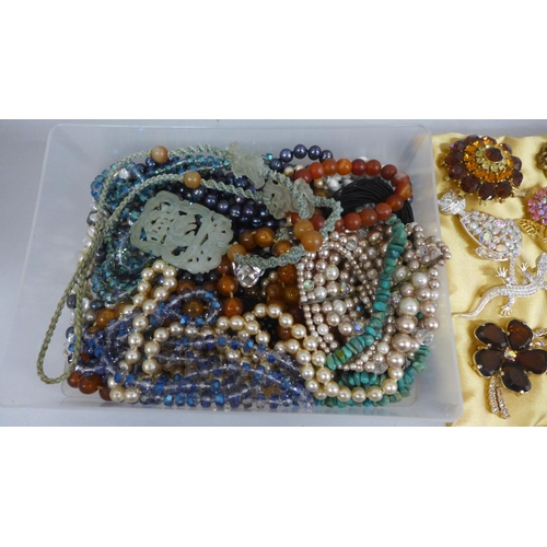 623 - Vintage and other bead necklaces including simulated pearl and jade and a collection of brooches