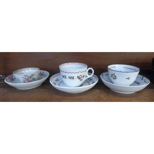 635A - 18th Century Newhall pottery, two tea bowls and saucers and a cup and saucer